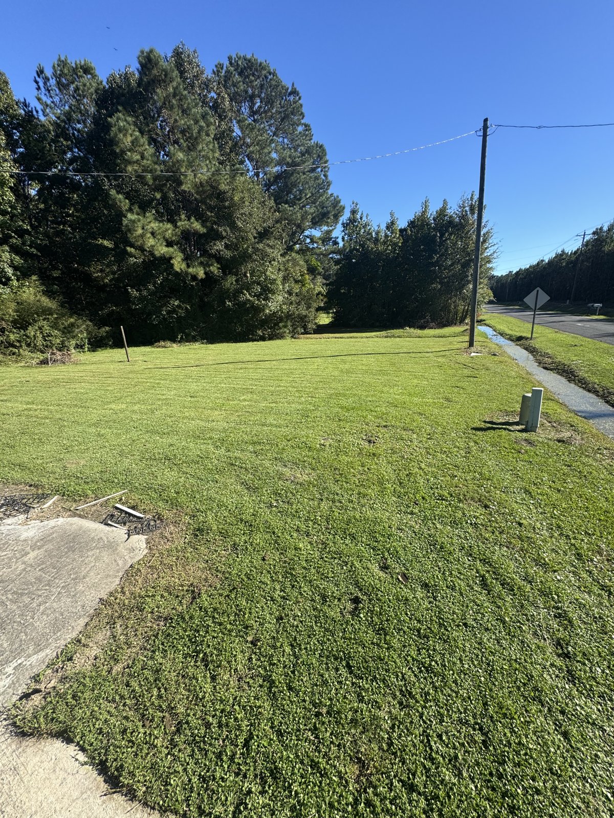 Completed B&B lawn and property care project 6